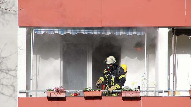 Feuerwehr Balkon Brand Feuer Flammen Wohnung Haus