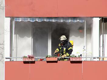 Feuerwehr Balkon Brand Feuer Flammen Wohnung Haus