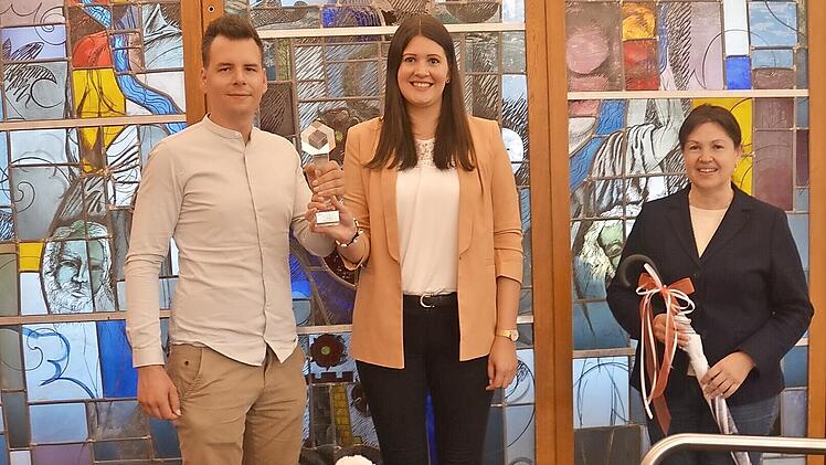 Mit „Contentbär“ wurden die Jungunternehmer aus Kronach zum weltweiten Wettbewerbssieger. Von links André Schäfer, Janin Auer und Bürgermeisterin Angela Hofmann, die den Existenzgründern gratulierte und viel Erfolg wünschte, der zur Stärkung des Wirtschaftsstandortes Kronach beitragen möge.