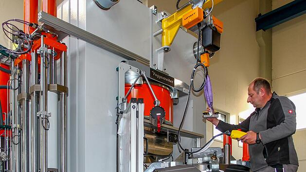 Maschinenbauer Harald G&ouml;tz arbeitet in der Mainleuser Firma Max Voggenreiter an einer Hochdrucklaborpresse. Foto: J&uuml;rgen G&auml;rtner