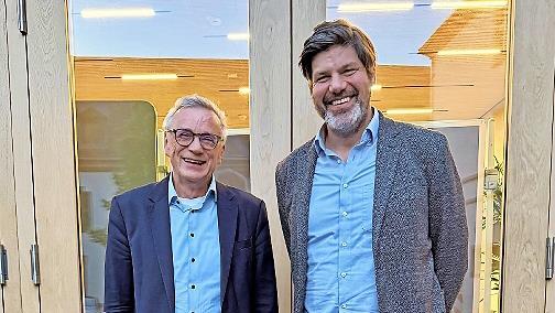 Autor Clemens Tangerding regte bei seiner Lesung zur Diskussion an. Links: Moderator Reinhard Schaupp.