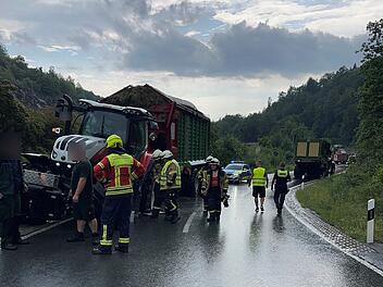 Unfall bei Kupferberg: Traktorengespanne kollidieren bei Starkregen