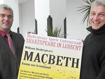 Sie sind stolz auf "ihren" Shakespeare in Ludschter Dialekt: Bürgermeister Timo Ehrhardt (links) und Regisseur Daniel Leistner stellen das erste Plakat für "Macbeth" vor. Foto: Veronika Schadeck
