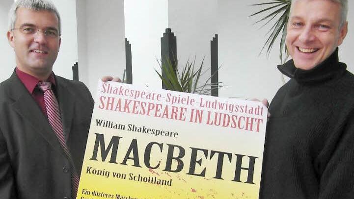 Sie sind stolz auf "ihren" Shakespeare in Ludschter Dialekt: Bürgermeister Timo Ehrhardt (links) und Regisseur Daniel Leistner stellen das erste Plakat für "Macbeth" vor. Foto: Veronika Schadeck