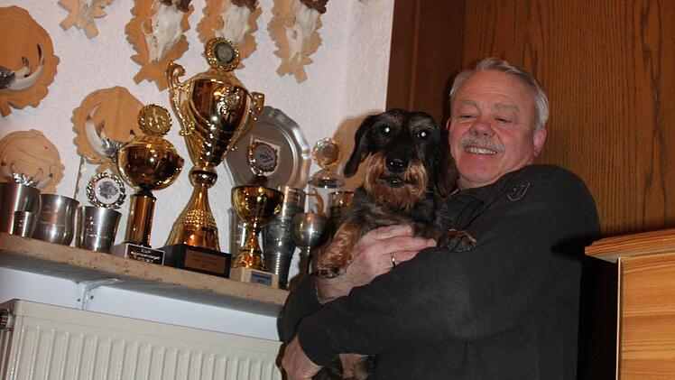 Viele Pokale und Gehörne schmücken das Heim der Meyery.