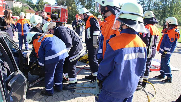 Viele Einsätze und intensive Ausbildung vor allem der Jugend leisteten die Aktiven der Feuerwehr Eltmann. Ein Höhepunkt der Ausbildung war der Berufsfeuerwehrtag der Jugendfeuerwehr, diesmal in Kooperation mit der Jugendwehr in Kirchaich. Foto: Sabine Weinbeer