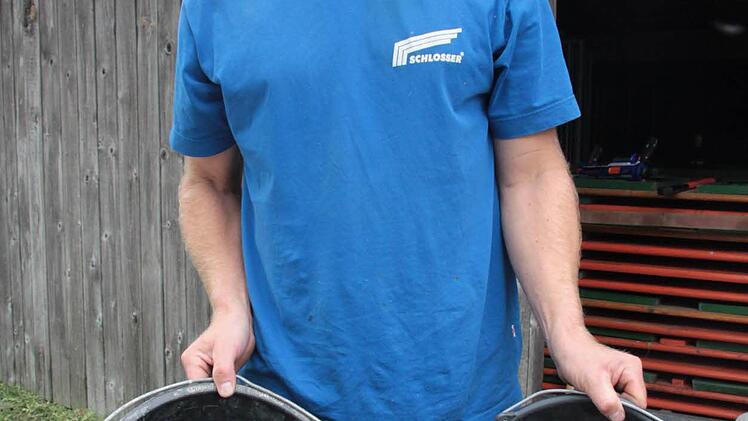 Mehrere Eimer mit Kleinteilen hat Michel nach dem Absturz gesammelt.