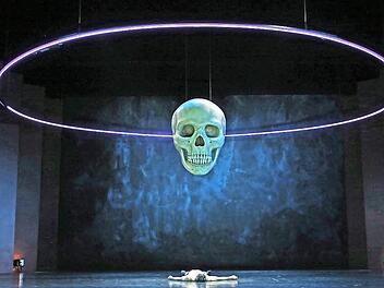 Im Zeichen des Todes: Peer Gynt (Po-Sheng Yeh) hat einen wilden Lebensweg hinter sich. Er begegnete sogar dem Trollkönig (Adrian Stock) und seiner Tochter (Chih-Lin Chan). Fotos: Henning Rosenbusch