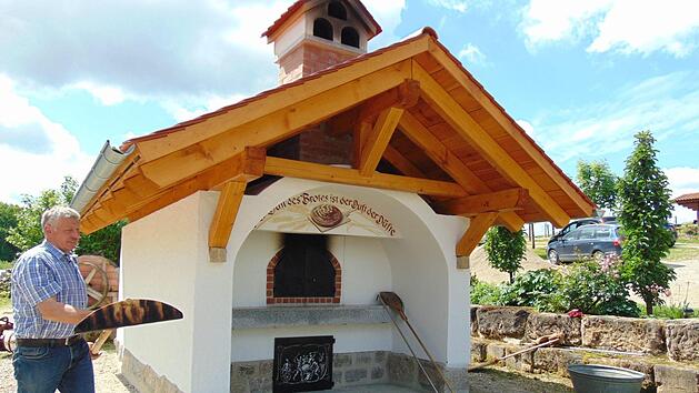 Backstube ist nach der oberpf&auml;lzerischen Variante entstanden. Willi Schmitt schaut hier gerade nach den Sch&auml;uferla.