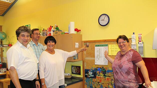 Eva Grempel und Leiterin Martina Gundel zeigen, wo die Wand durchgebrochen wird, damit der Krippen-Sanit&auml;rbereich gebaut werden kann. Foto: Manja von Nida