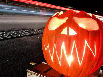 &Uuml;ber 60 Eins&auml;tze mit direktem Bezug zu  Halloween hatte die unterfr&auml;nkische Polizei am Dienstag und Mittwoch zu bew&auml;ltigen. Foto: Felix K&auml;stle/dpa