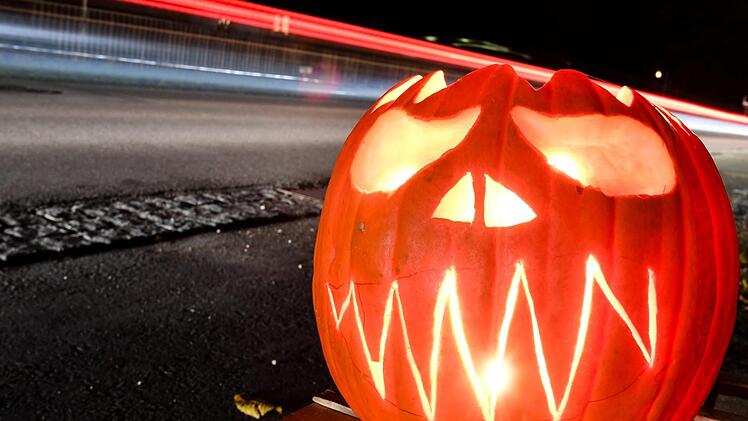 Über 60 Einsätze mit direktem Bezug zu  Halloween hatte die unterfränkische Polizei am Dienstag und Mittwoch zu bewältigen. Foto: Felix Kästle/dpa