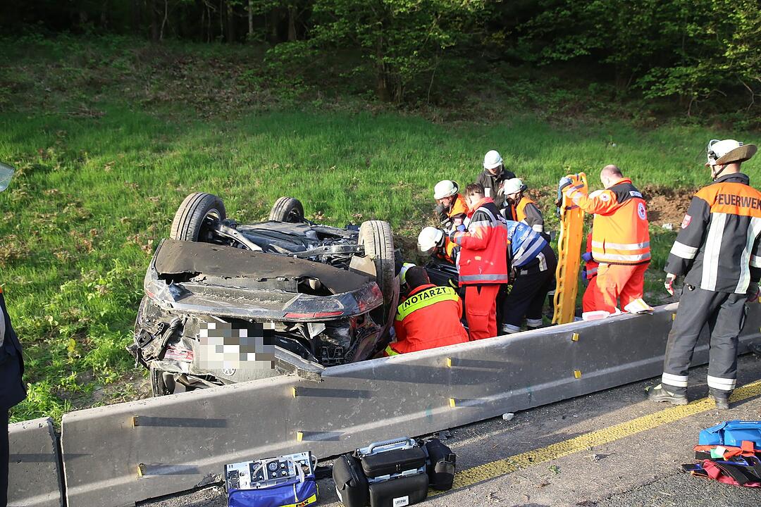 Auto überschlägt sich im Baustellenbereich auf der A6 im Kreis Roth