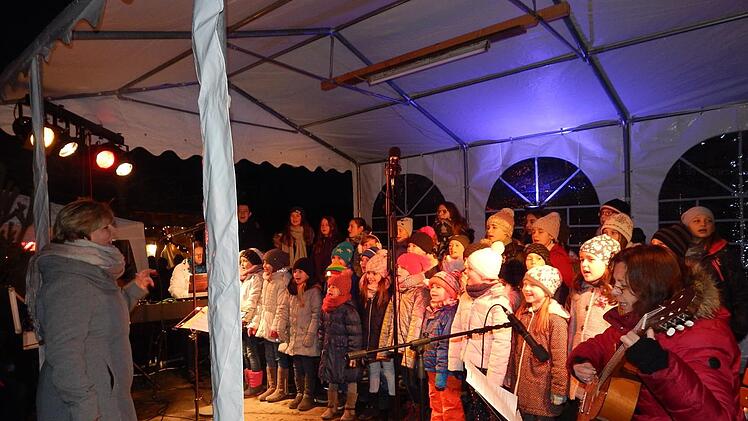 Auch der Kinderchor der Kirchengemeinde trat bei der Drossenfelder Weihnacht auf. Foto: Horst Wunner