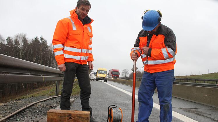 Die Messger&auml;te, die vor drei Jahren in den Standstreifen der A 70 zwischen Thurnau und Neudrossenfeld gebohrt wurden, verraten, wie sich die verschiedenen Bodenschichten verschieben. Inzwischen ist klar, der ganze Hang rutscht, wissen Thomas Pfeifer (links) von der Autobahndirektion Nordbayern und Harald Kern, Chef der gleichnamigen Firma, die die Bohrungen vorgenommen hat. Foto: Sonny Adam
