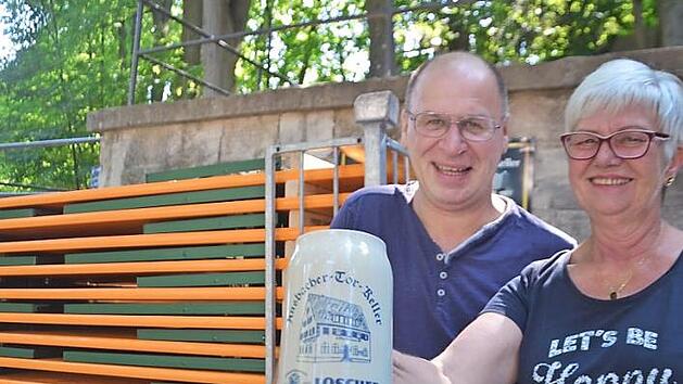 Renate Maier und Jürgen Salomon freuen sich auf die Kerwa mit neuem Bier.