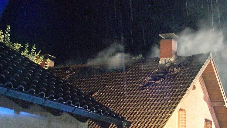 Nach einem Blitzeinschlag geriet ein Haus in Unterfranken in Brand. Dabei entstand hoher Sachschaden. Foto: NEWS5 / Paso