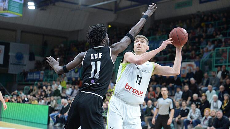 Andreas Seiferth (rechts) war sehr effektiv, hier verteidigt ihn  Michel Diouf. Foto: Peter Mularczyk