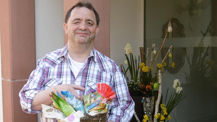 Geschenke statt Besuch: Horst Benz, Vorsitzender der Bewohnervertretung des Pflegeheims Schloss Römershag, freut sich über die Naschsachen aus seinem Osterpaket. Foto: Marco Ullrich