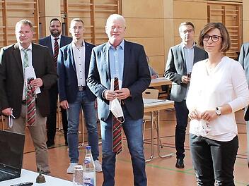 Mit notwendigem Sicherheitsabstand stellten sich die neugewählten Gemeinderatsmitglieder vor (von links): Carola Gerhardt, Henk Klaassen, Martin Kügel, Erster Bürgermeister Michael Dütsch, Markus Schülein, Georg Schmitt, Christian Schneider, Margriet Kalb, Johann Pfister und Elke Bärmann.  Foto: Horst Lange
