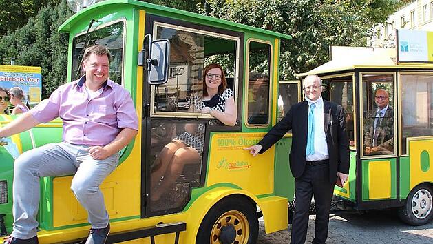Unser Bild zeigt (von links nach rechts): Bahnbetreiber Oliver Wolters, Kurdirektorin der Staatsbad GmbH Sylvie Thormann, Gesch&auml;ftsf&uuml;hrer der Stadtwerke Manfred Zimmer und Oberb&uuml;rgermeister Dirk Vogel (SPD).  Foto: Charlotte Wittnebel-Schmitz
