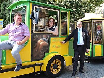 Unser Bild zeigt (von links nach rechts): Bahnbetreiber Oliver Wolters, Kurdirektorin der Staatsbad GmbH Sylvie Thormann, Geschäftsführer der Stadtwerke Manfred Zimmer und Oberbürgermeister Dirk Vogel (SPD).  Foto: Charlotte Wittnebel-Schmitz