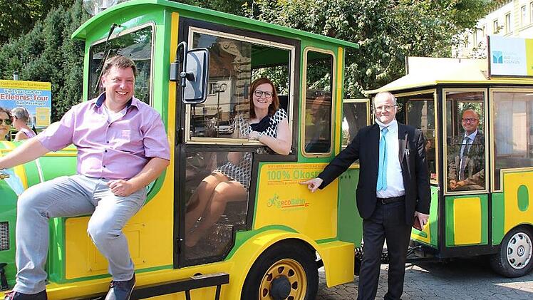 Unser Bild zeigt (von links nach rechts): Bahnbetreiber Oliver Wolters, Kurdirektorin der Staatsbad GmbH Sylvie Thormann, Geschäftsführer der Stadtwerke Manfred Zimmer und Oberbürgermeister Dirk Vogel (SPD).  Foto: Charlotte Wittnebel-Schmitz