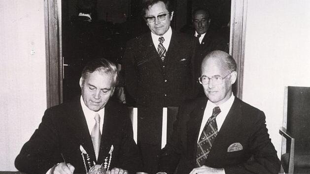 Karl Fell, der damalige B&uuml;rgermeister von Hammelburg (links), und Alfons Boone, sein Amtskollege aus Turnhout, unterzeichneten 1974 die Partnerschaftsurkunde.  Foto: Archiv Josef Kirchner