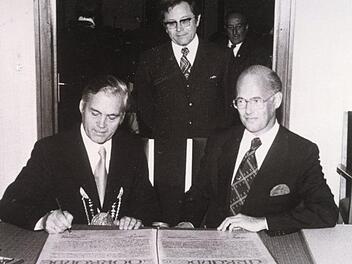 Karl Fell, der damalige Bürgermeister von Hammelburg (links), und Alfons Boone, sein Amtskollege aus Turnhout, unterzeichneten 1974 die Partnerschaftsurkunde.  Foto: Archiv Josef Kirchner