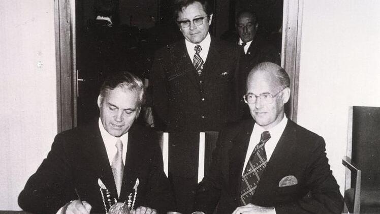 Karl Fell, der damalige Bürgermeister von Hammelburg (links), und Alfons Boone, sein Amtskollege aus Turnhout, unterzeichneten 1974 die Partnerschaftsurkunde.  Foto: Archiv Josef Kirchner