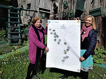 Eva Rundholz (rechts) hat auf dem Plan den kompletten Rot-Main-Auen-Weg von der Quelle des Roten Mains im Lindenhardter Forst bis zur Mainwiege bei Steinenhausen mit allen Mühlen und weiteren Besonderheiten eingezeichnet. Links Karla Fohrbeck, die den Abschnitt vom Gelände der früheren Landesgartenschau in Bayreuth bis Langenstadt konzipierte und auch umsetzen half.