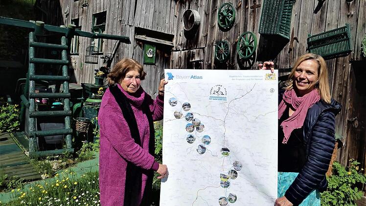 Eva Rundholz (rechts) hat auf dem Plan den kompletten Rot-Main-Auen-Weg von der Quelle des Roten Mains im Lindenhardter Forst bis zur Mainwiege bei Steinenhausen mit allen Mühlen und weiteren Besonderheiten eingezeichnet. Links Karla Fohrbeck, die den Abschnitt vom Gelände der früheren Landesgartenschau in Bayreuth bis Langenstadt konzipierte und auch umsetzen half.