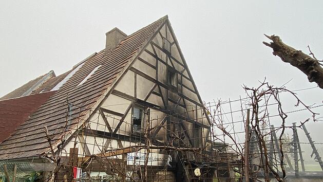 Nebengeb&auml;ude eines Wohnhauses brennt aus: Einsatzkr&auml;fte finden eine Leiche