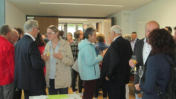 Dem feierliche Akt der Übergabe wohnten viele Besucher aus der Region (Foto: Im Sitzungssaal) bei. Ein Bürgerfest schloss sich der Einweihung an. Foto: Winfried Ehling