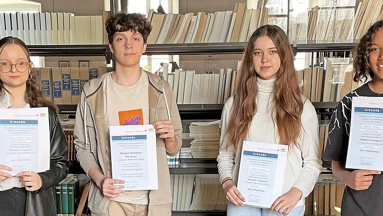 Die Sieger des Vorlesewettbewerbs in Englisch: Platz 1 belegt Angelica Whilby von der Mittelschule Hirschaid (rechts), Platz 2 teilen sich Hristos Stefanov Dimitrov von der Heiligkreuz-Mittelschule Coburg und Lilianna Schleedorn-Ziecina von der Ho...