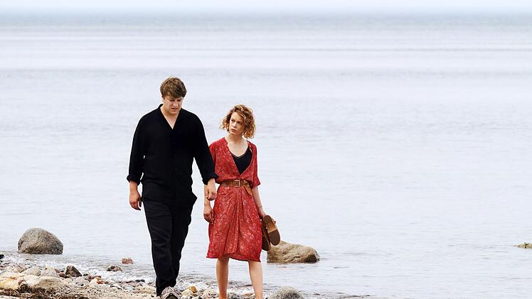 Leon (Thomas Schubert) und Nadja (Paula Beer) gehen am Meer spazieren.