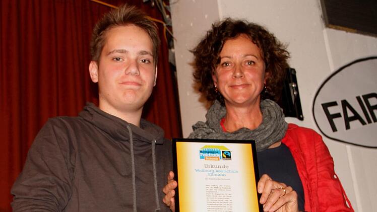 Hanna Rüther (rechts) bei der Übergabe der Auszeichnung "Fairtrade-School" an Fabian Deissler.