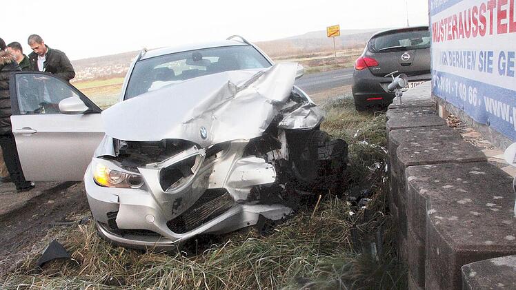 Die linke Vorderseite des BMW aus dem Landkreis Forchheim ist völlig zerstört. Die Fahrerin blieb nahezu unverletzt. Fotos: Hofbauer