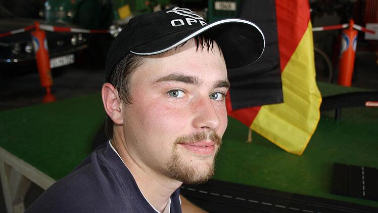 Max Schmitt hat sogar ein Feuerwehrauto in seine kleinen Fuhrpark. Foto: Petra Malbrich