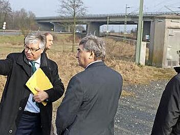 Am Schnittpunkt von Autobahn, Bahntrasse und Bundesstraße erläutert Bürgermeister Rüdiger Gerst (l.) MdB Karl Holmeier und Autobahndirektionspräsident Reinhard Pirner (r.) die Lage Kemmerns. Foto: Michel