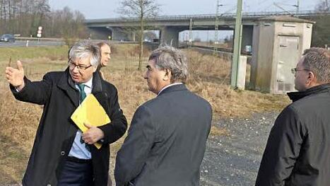 Am Schnittpunkt von Autobahn, Bahntrasse und Bundesstraße erläutert Bürgermeister Rüdiger Gerst (l.) MdB Karl Holmeier und Autobahndirektionspräsident Reinhard Pirner (r.) die Lage Kemmerns. Foto: Michel
