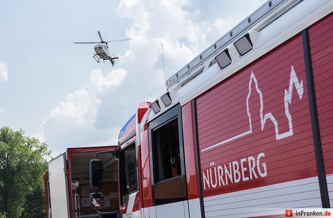 Ein Polizeihubschrauber landet am 11.08.2015 in Engelmannsreuth (Bayern). Bei Engelmannsreuth ist ein F-16 Kampfjet der US-Streitkräfte abgestürzt. Foto: Nicolas Armer/dpa