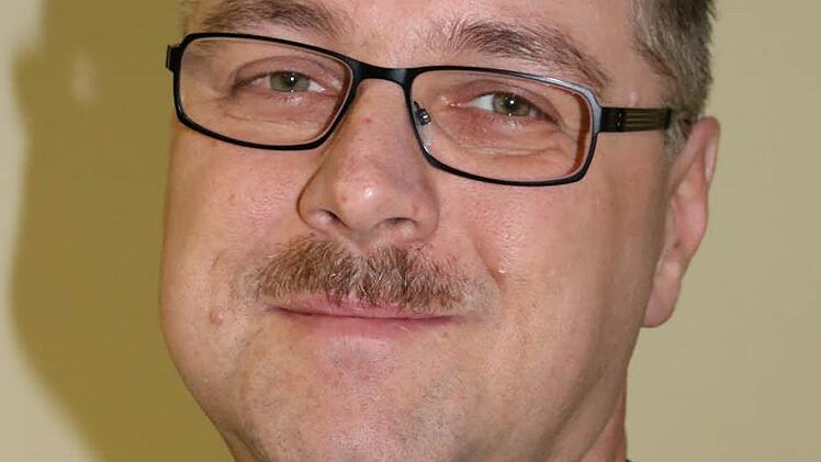 "Wir hatten im Analog-Bereich ja immer mehr Funklöcher", begründet Kreisbrandinspektor Marco Brust seine Ungeduld vor der Umstellung auf Digitalfunk: Durch Bewuchs und Bebauung sei der Empfang immer schlechter geworden. Zum Teil hätten einige Feuerwehren keine Funksprüche mehr aus dem eigenen Feuerwehrhaus schicken können, nur weil sie neue Tor eingebaut hatten. Das sei nun zum Glück vorbei: "Der Digitalfunk funktioniert in unseren Bereich gut bis sehr gut."Foto: Ralf Ruppert