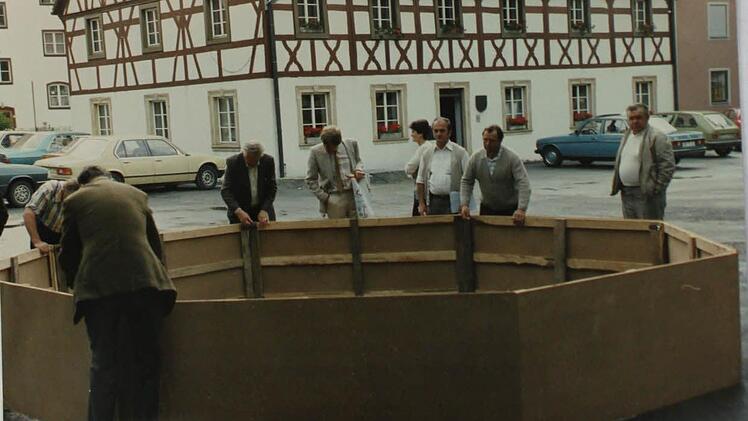 Der Brunnen aus Pappe. Repro: Carmen Schwind