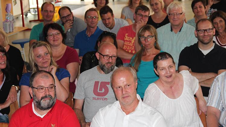 .Günther Dalles (links) neben Bürgermeister Brehm, dahinter ein Teil des Kollegiums  Foto: Johanna Blum