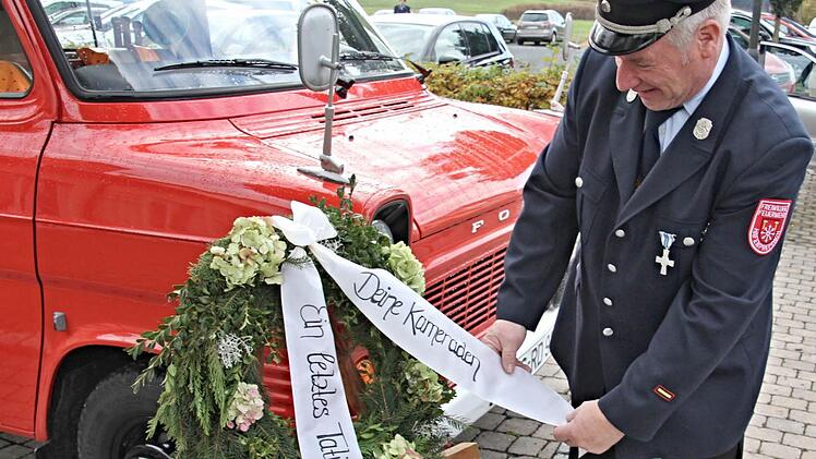 Kreisbrandmeister a.D., Wolfgang Harnauer aus Hafenpreppach, nimmt "Abschied" vom alten Wasmuthhäuser Feuerwehrauto.  Foto: Helmut Will