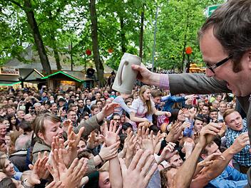 Genau 118 kranke Bäume auf dem Bergkirchweihgelände müssen aus Sicherheitsgründen gefällt werden. Die Fällungen werden das Volksfest ändern. Foto: Daniel Karmann/dpa