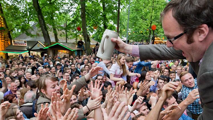 Genau 118 kranke Bäume auf dem Bergkirchweihgelände müssen aus Sicherheitsgründen gefällt werden. Die Fällungen werden das Volksfest ändern. Foto: Daniel Karmann/dpa