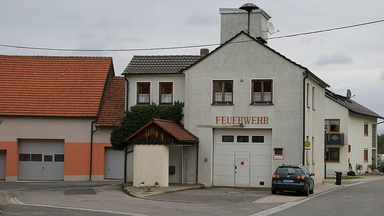 Die Teilnehmergemeinschaft Weisbrunn wird sich in diesem Jahr intensiv mit der Neugestaltung des Feuerwehrhauses und des umliegenden Dorfplatzes beschäftigen. Im Idealfall soll die Dorferneuerungsmaßnahme dann 2018 umgesetzt werden, erklärte Bürgermeister Michael Ziegler in der Bürgerversammlung. Foto: Sabine Weinbeer