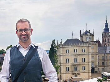Professor Michael Heinrich vor Schloss Ehrenburg und. Im Hintergrund lugt die Morizkirche hervor. Foto: Privat